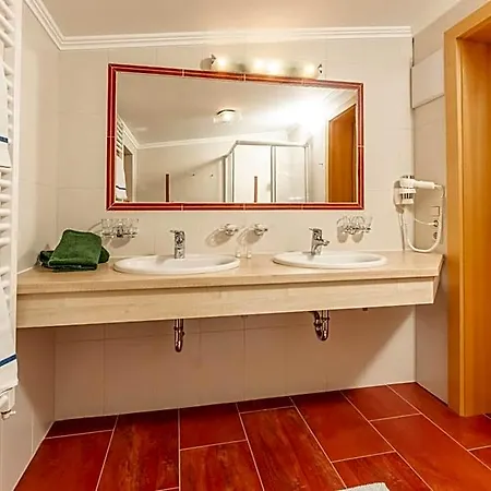 Starchlhof 3*